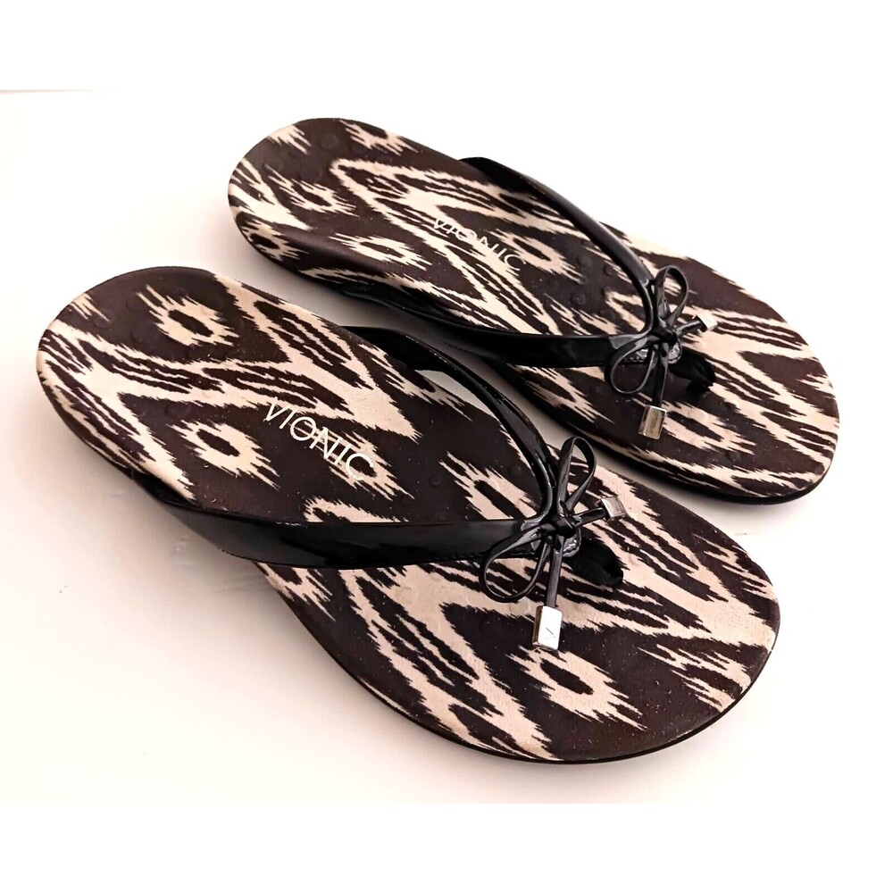 Vionic Belle ll Thong Sandal Blk/White Print Blk Patent Strap Bow Accent Sz 10